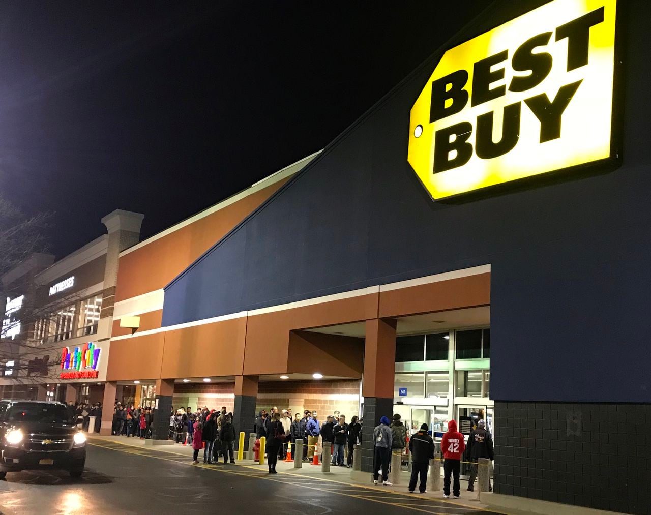 Is Best Buy Open on Thanksgiving ? Best Buy's Thanksgiving and Black Friday Hours