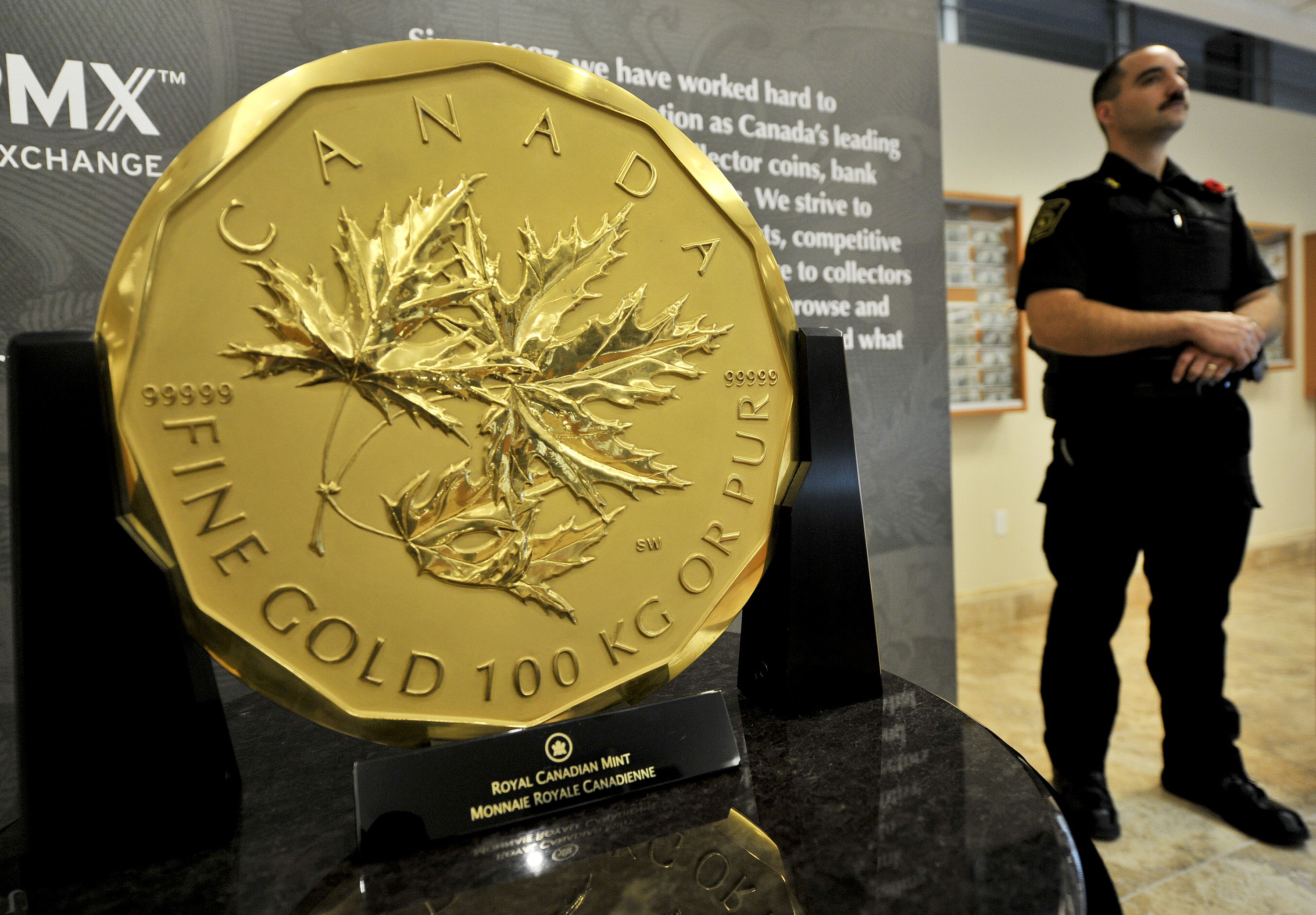 Thieves steal kg gold coin worth millions in Germany - video