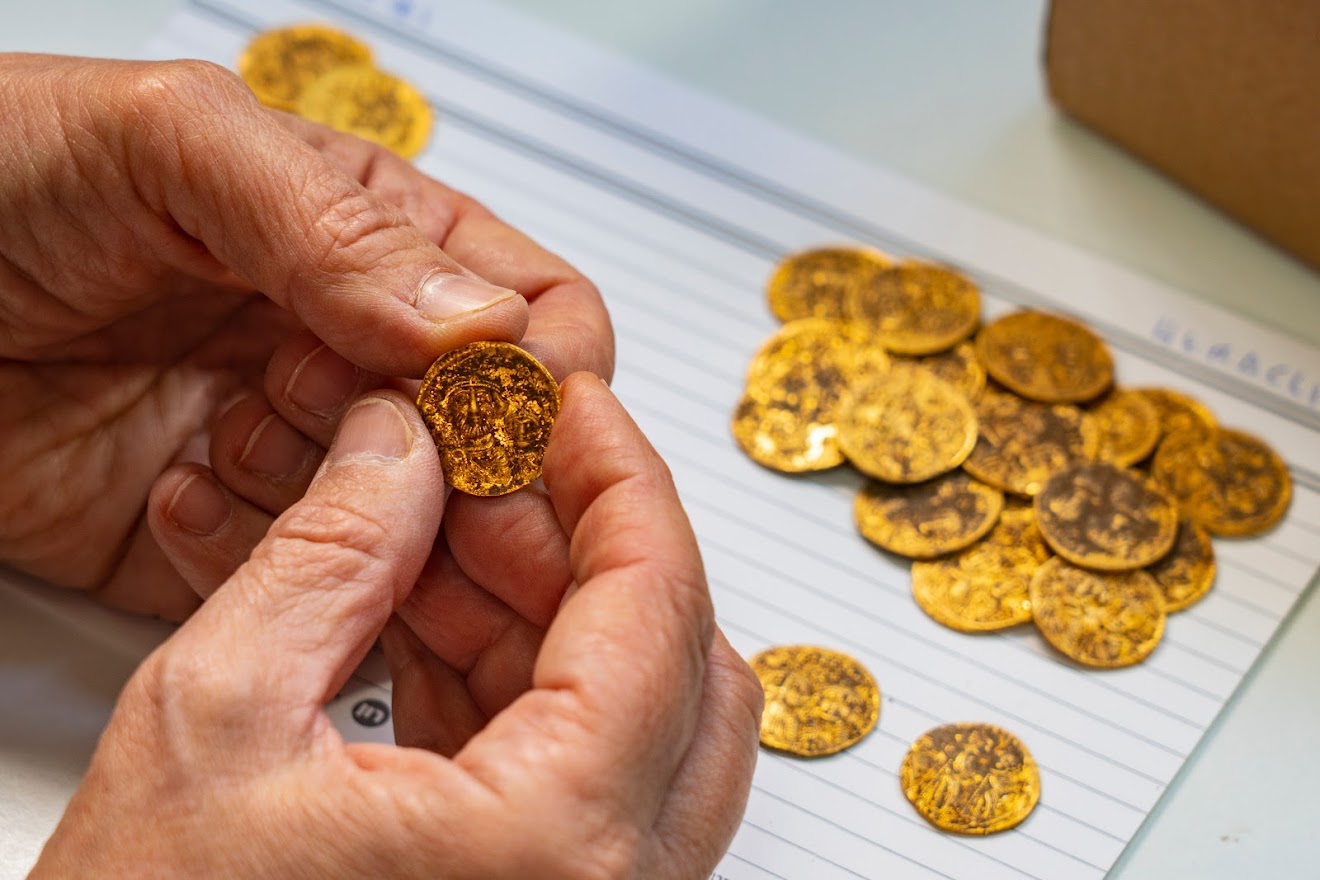 Trove of Civil War-Era Gold Coins Discovered in Kentucky | Smart News| Smithsonian Magazine