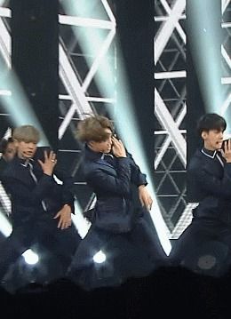 Can't find my wallet - GIF | Exo, Chanyeol, Exo kai