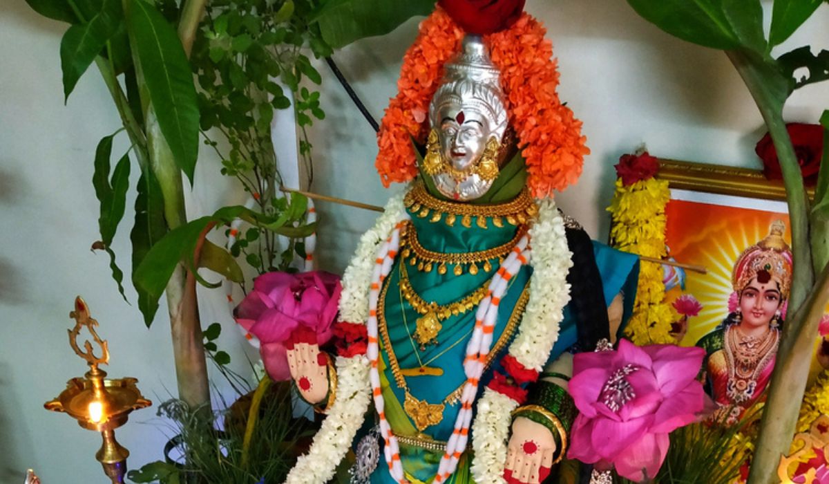 3 Ways to Decorate Varalakshmi - wikiHow Life