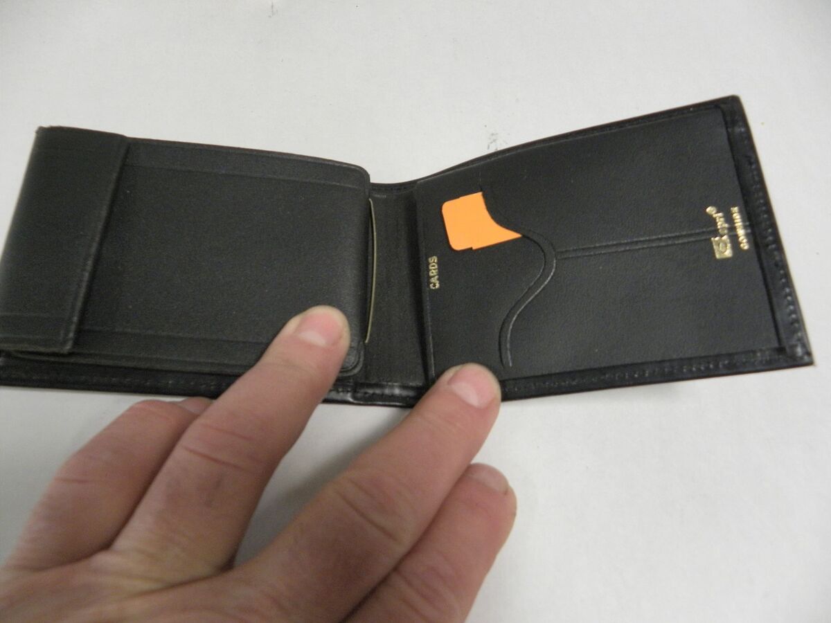 Ekster® Blog | What's the Best Material for a Wallet?